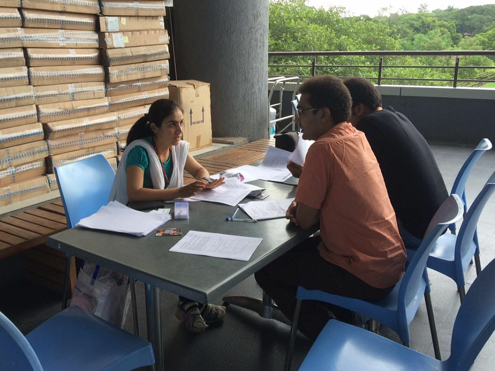 Dr rekha pohani Having discussion with patient